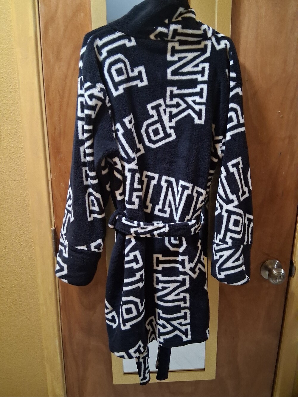 PINK VICTORIAS SECRET LOGO SHORT ROBE BLACK & WHITE SIZE M/L LIKE NEW - Picture 2 of 3